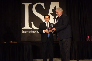 Professor Jim Chi-yung receives the L.C. Chadwick Award for Arboricultural Research in Milwaukee, Wisconsin, U.S.A. The Award is presented by ISA’s past president (2007-2009) Lauren Lanphear.